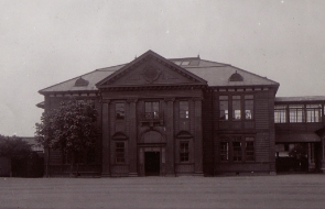 大学の最初の校舎完成。